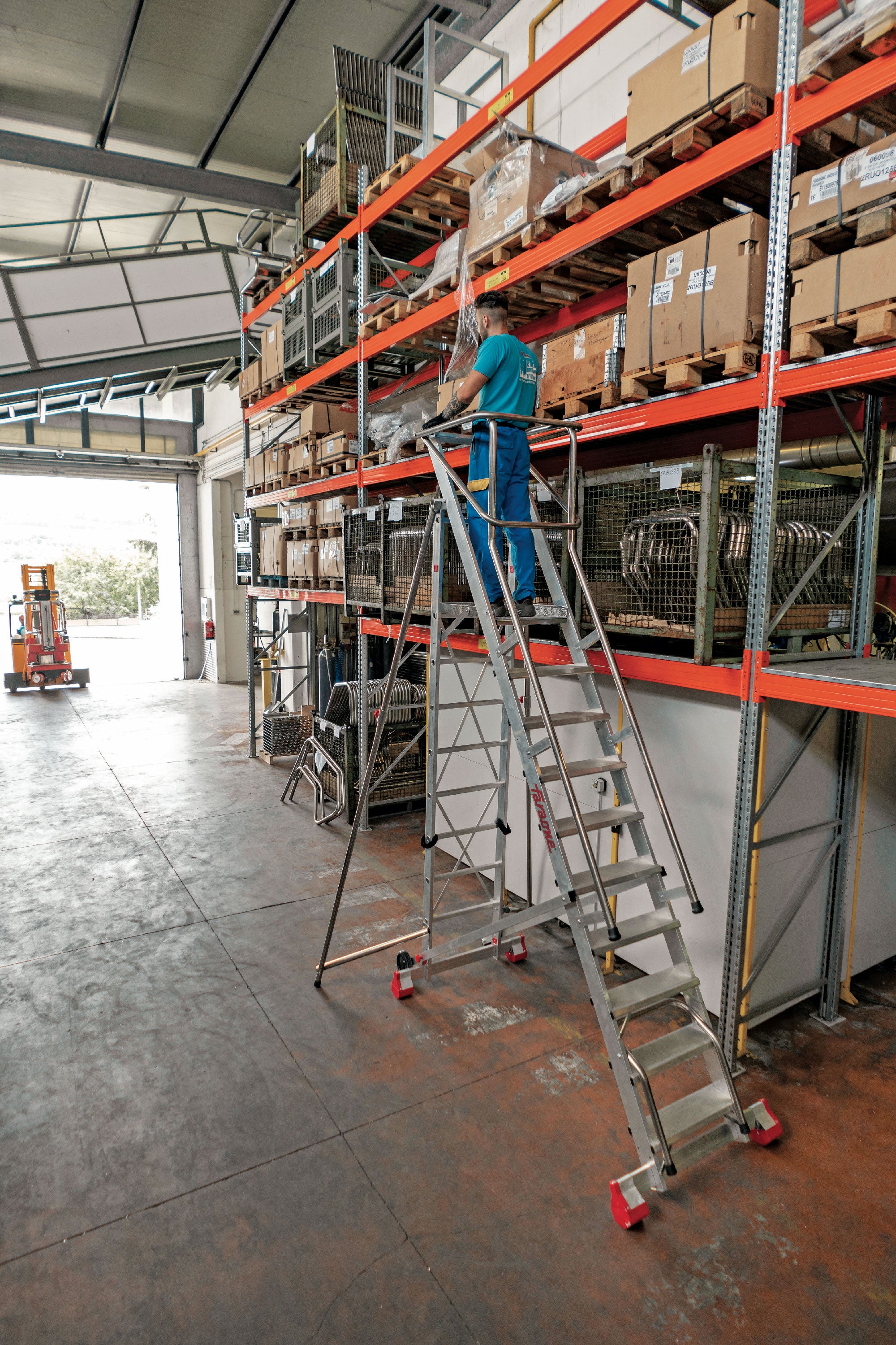 Mise en situation en entrepôt logistique des échelles SMT de Faraone