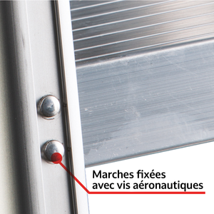 Zoom sur les marches fixées avec des vis aéronautiques
