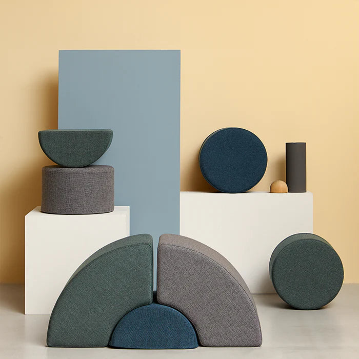 Une collection de poufs de différentes formes de KlipKlap dans un salon design