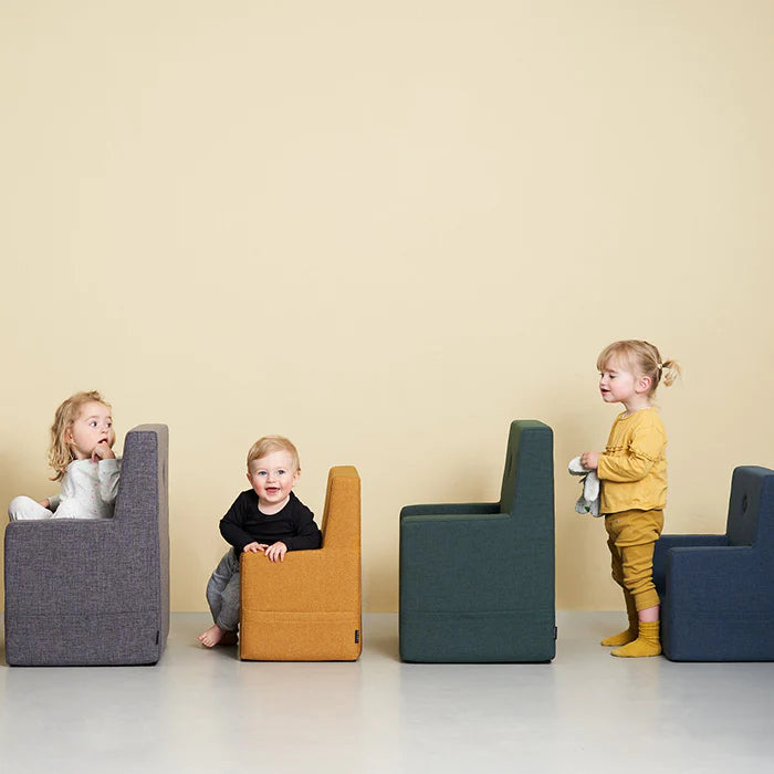 Poufs KK et KK XL de KlipKlap de plusieurs couleurs en situation dans une crèche