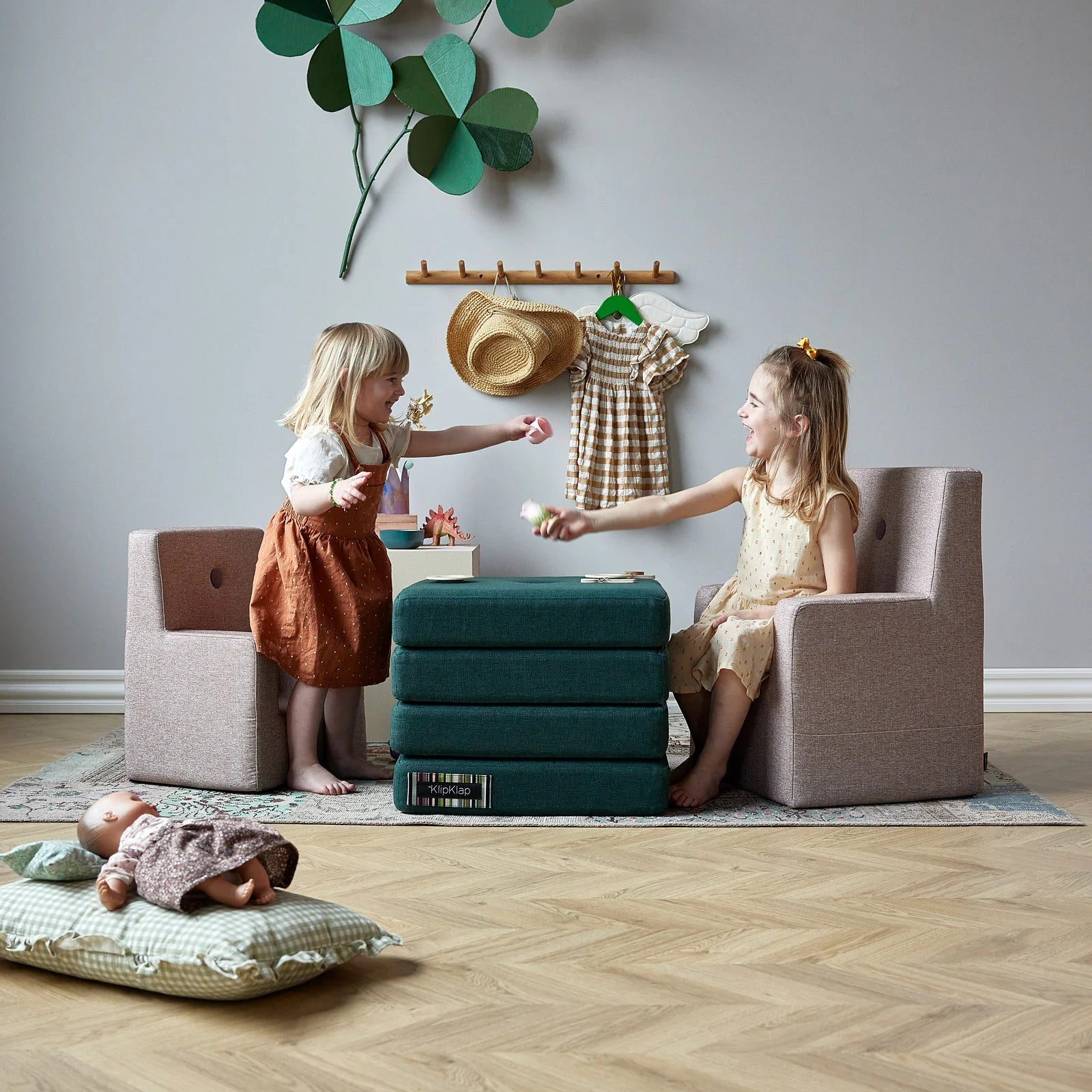 Fauteuils KK et KK XL roses de KlipKlap avec des enfants jouant à la dinette